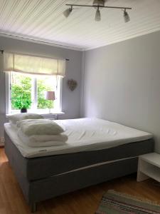 费尔耶斯塔登Lugnt läge i Färjestaden的一间卧室设有一张大床和窗户