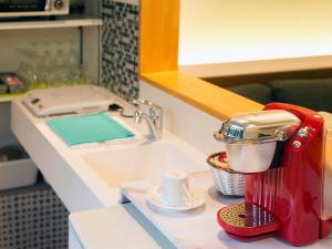 金泽兼六坂酒店的盥洗盆旁的咖啡壶