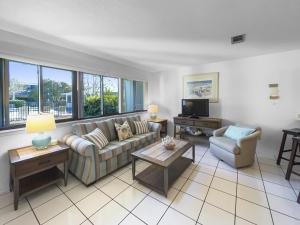 圣罗莎海滩Hidden Beach Villas - 111 Villa的带沙发和电视的客厅