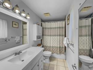 圣罗莎海滩Hidden Beach Villas - 111 Villa的一间带水槽、卫生间和镜子的浴室