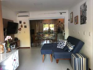 伊塔齐米林Village Beira Mar-Summer03的客厅配有蓝色的沙发和桌子
