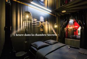 巴黎Love Hôtel avec nuit insolite au Dandy et Jacuzzi privatisé的卧室配有一张床和镜子,上面写着我家的字眼,引人注目