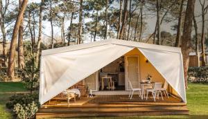 马尔孔滕塔威尼斯共和国露营旅馆的帐篷在甲板上配有桌椅