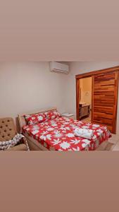 弗利康弗拉克WESTWOOD - DELUXE 03 BEDROOM APPARTMENT - POOL, near BEACH的一间卧室配有一张带红白毯子的床