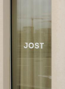 蒙彼利埃JOST Hotel Montpellier Centre St Roch的玻璃窗户上写着一个丢失的字