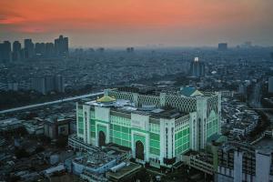 雅加达Stanley Wahid Hasyim Jakarta的落日时在城市中的一座大建筑