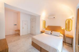 科尔多瓦Hotel Casa Palacio la Sal的卧室配有一张白色大床