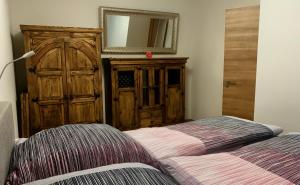 施瓦瑙Holidayhouse4You的一间卧室配有一张床、梳妆台和镜子