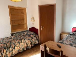 马津瑟西里亚别墅酒店的酒店客房设有两张床和一张桌子。