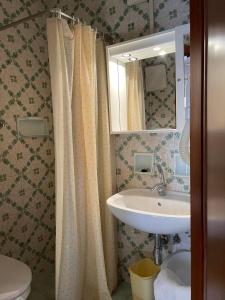 马津瑟西里亚别墅酒店的一间带水槽和卫生间的浴室