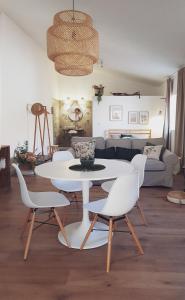 萨尔堡Quintinha do Sal - Casa das Flores的客厅配有白色的桌子和椅子