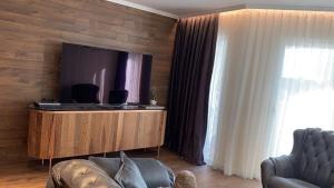 卡尔洛沃Lux Apart Karlovo的带沙发和平面电视的客厅