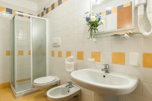 比比翁Bosco Canoro Bibione Resort的一间带水槽、卫生间和淋浴的浴室