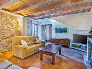 波连斯萨Villa Can Fanals by SunVillas Mallorca的客厅配有沙发和桌子
