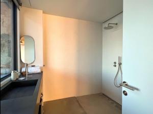 KástronEchoes Exclusive Suite的一间带水槽和镜子的浴室