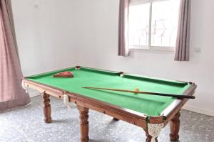 MafiaBeautiful Villa with Swimming Pool in Assinie的客厅配有一张台球桌,客厅配有防过敏