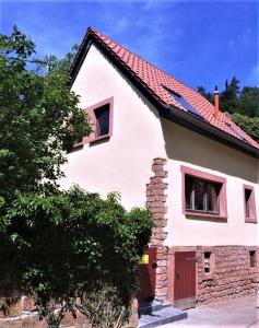 ElmsteinFerienhaus In der Erlebach的白色房子,有红色屋顶