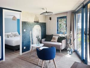 Sotteville-sur-MerLe Pré Marin的客厅配有沙发和1张床