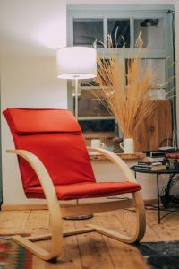 LentekhiJorJ'Inn的客厅配有红色椅子和桌子