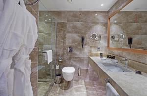 开塞利Dedeman Kayseri的带淋浴、卫生间和盥洗盆的浴室