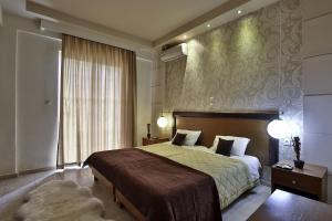 法里拉基圣阿芒酒店的一间卧室设有一张大床和一个大窗户