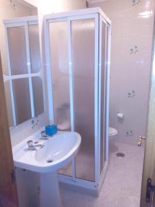 波多诺伏7447 Apartment 3 Bedrooms with WiFi and Sea views的浴室配有白色水槽和淋浴。