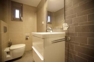 奥马斯帕纳吉亚斯Ammouda Villas的浴室配有白色卫生间和盥洗盆。