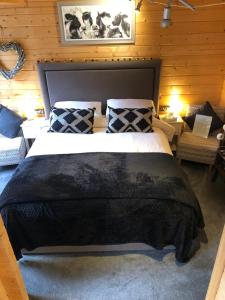 ArfordBeauslodge Authentic Log Cabin With Private Hot Tub的一间卧室,卧室内配有一张大床