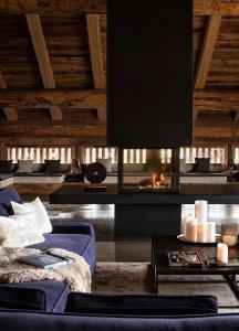 马尼戈Lodge Les Murailles的带沙发和壁炉的客厅
