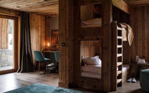 马尼戈Lodge Les Murailles的小屋内带双层床的房间