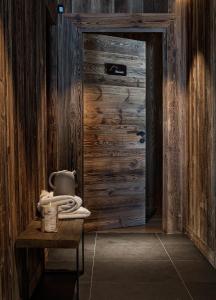 马尼戈Lodge Les Murailles的走廊上设有木门,房间设有桌子