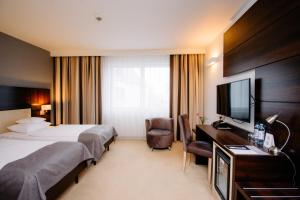 绿山城锡隆纳葛拉鲁本酒店的酒店客房设有两张床和一台平面电视。