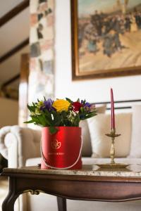 图尔达Hunter Prince Castle Hotel的桌子上的一个红锅,上面有鲜花
