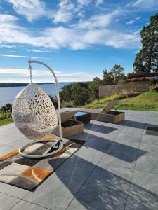 TyresöArchipelago villa, cabin & sauna jacuzzi with sea view, 30 minutes from Stockholm的坐在天井顶部的大金属雕塑