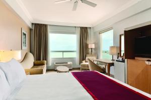 伯利兹城华美公主赌场酒店的酒店客房设有一张大床和一台电视。