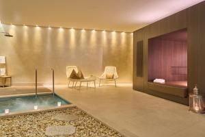 EnnetbadenLimmathof Baden - Boutique Haus & Spa的酒店大堂设有热水浴缸和一张床