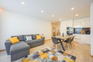 阿威罗Alameda 74 Luxury Apartment by Home Sweet Home Aveiro的客厅配有灰色的沙发和桌子