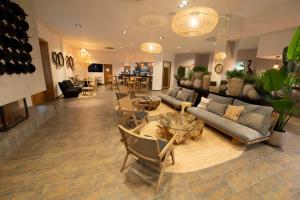 阿尔加德萨Alcaidesa Boutique Hotel的带沙发和椅子的客厅以及壁炉