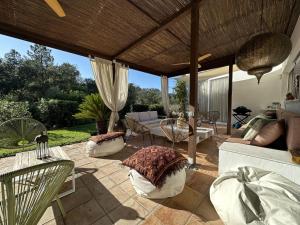 圣塔克里斯蒂纳阿鲁Villa Glamour的带沙发和桌椅的天井。