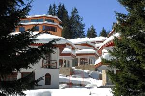 潘波洛沃Ski Chalets at Pamporovo - an affordable village holiday for families or groups的屋顶上积雪的建筑