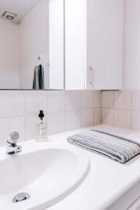 米湖埃尔达公寓的白色的浴室设有水槽和镜子