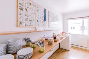 米湖埃尔达公寓的厨房配有带盘子和餐具的长台面
