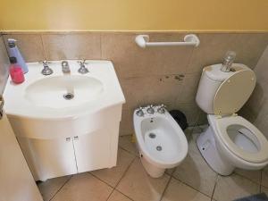General SarmientoApartamentos Itati的浴室配有盥洗盆、卫生间和坐浴盆。