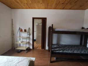 圣罗克Recanto Kamei-Piscina climatizada的一间卧室配有一张双层床和一个衣柜