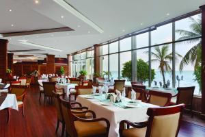 伯利兹城华美公主赌场酒店的餐厅设有白色的桌椅和窗户。
