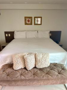 康德Tabatinga Residence Flat Pé na Areia I的一张带两个枕头的大白色床