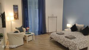 那不勒斯Borgo di San Gennaro的卧室配有1张床、1张桌子和1把椅子