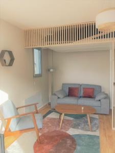 多维尔Studio proche plage balcon et parking的客厅配有沙发和桌子