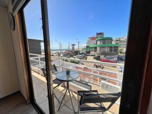 维纳德马Spazios Apart Hotel Reñaca的市景阳台配有桌椅。