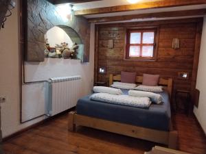 尼什Seosko domacinstvo Imunsan的一间卧室配有两张床和镜子
